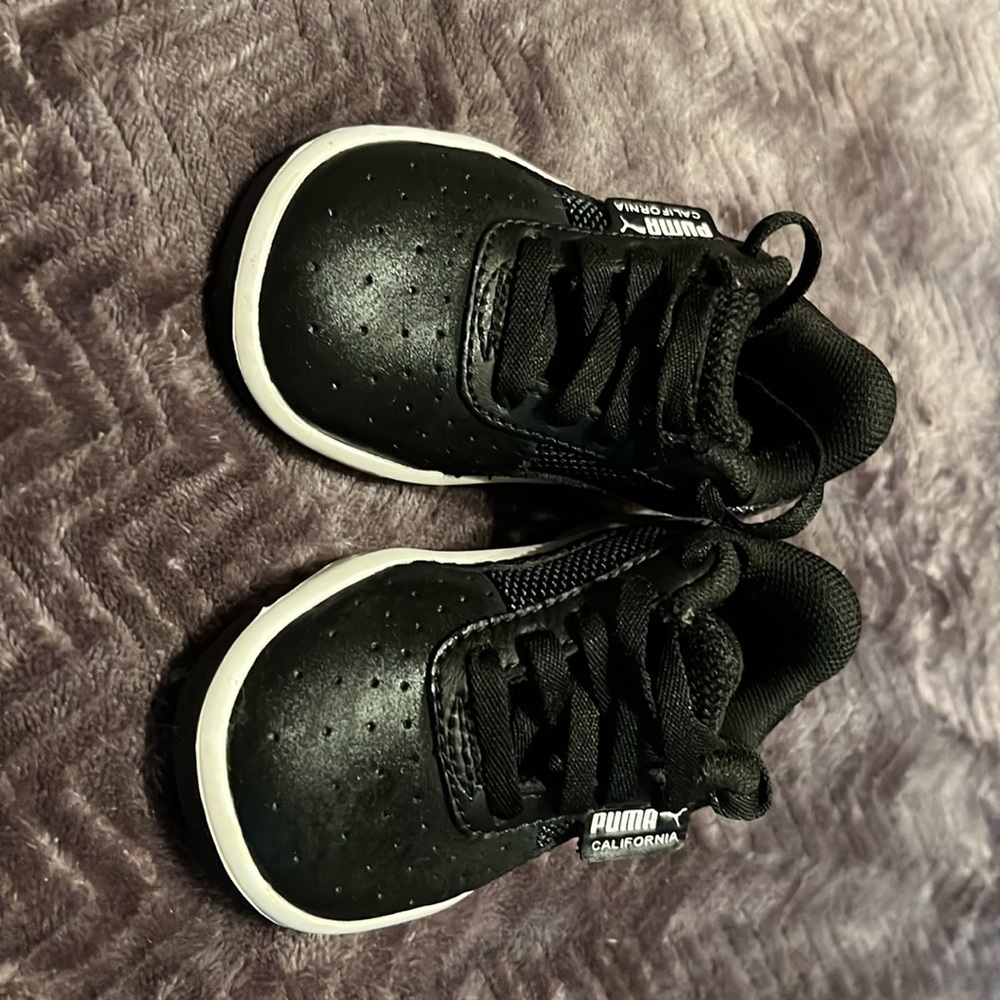 New never worn black Puma classics